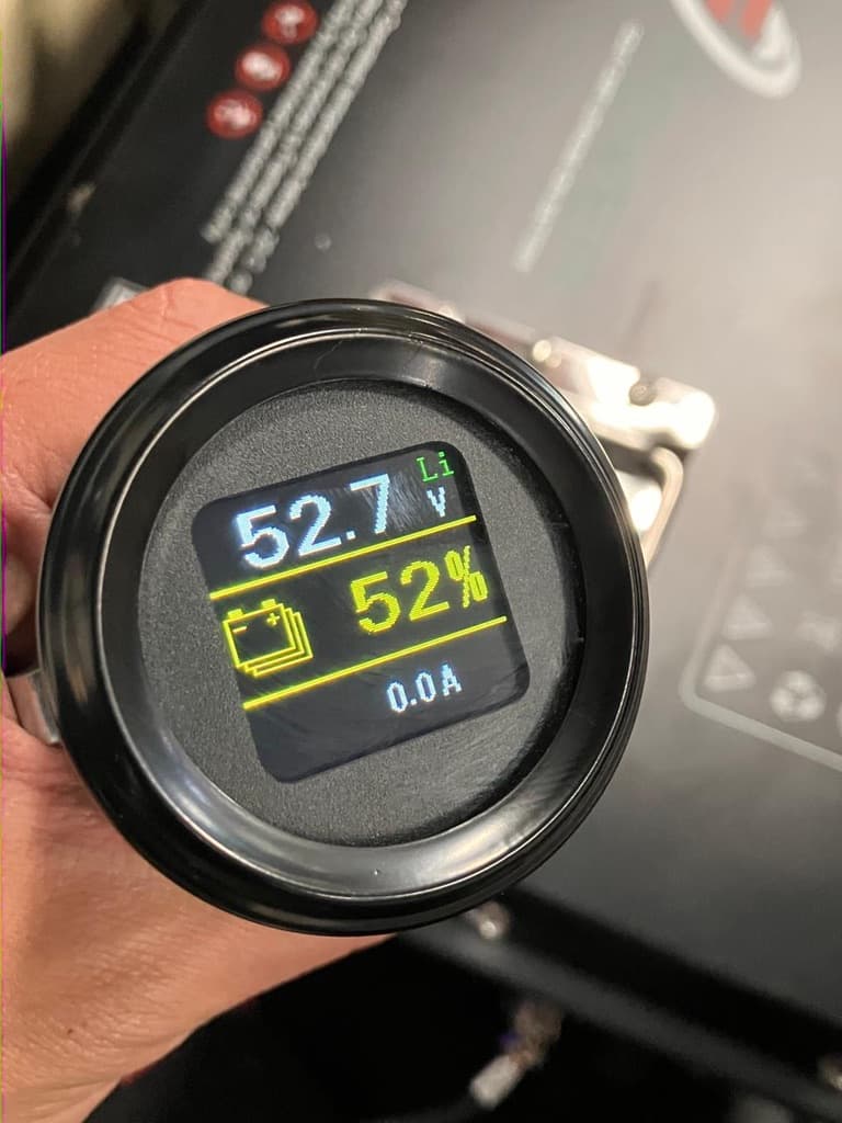 Indicador digital de carga de batería de litio en carrito de golf