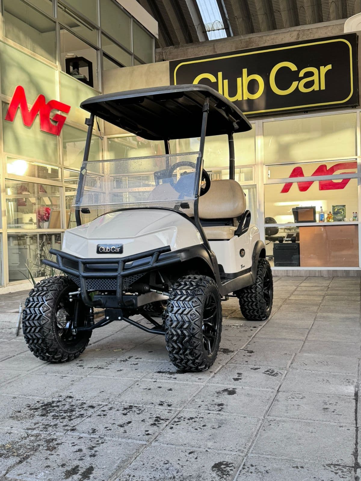 Club Car Tempo Lifted · Beige · 2 seats